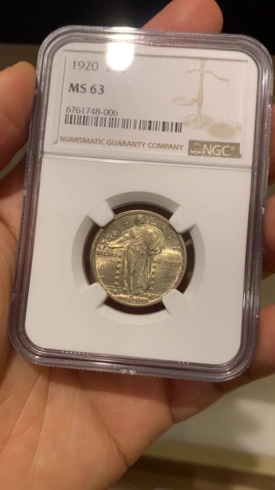 《竞宝斋》圣诞专辑  第二场  第228场 定制纪念章相赠 (全场顺丰包邮) NGC-MS63 美国1920年25分银币，站立女神第二版。这枚打制深峻，接近full head，双面曝光且带黄油包浆。大受美国人喜爱的设计，在2016年专门复刻了金币，在本土的售价也一直不低。