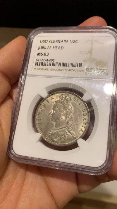 《竞宝斋》圣诞专辑  第二场  第228场 定制纪念章相赠 (全场顺丰包邮) NGC-MS63 英国1887年维多利亚高冠半克朗银币 欧洲灰包浆 底板光洁 光度不错 竞宝斋10月成交同分含佣价1408