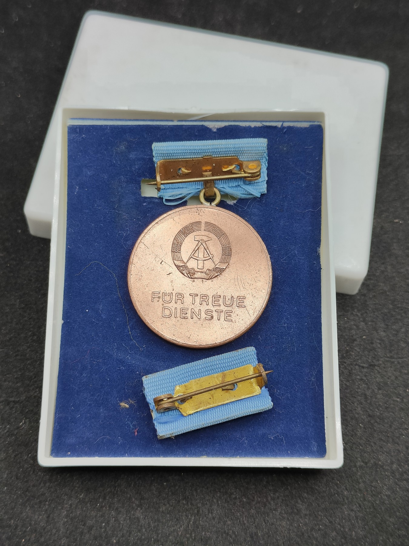 全场0元起拍 第120期 咸鱼国勋章拍卖专场 12月27日（周三）下午6：00开始 东德鐵路十年忠誠服務獎章 带盒略