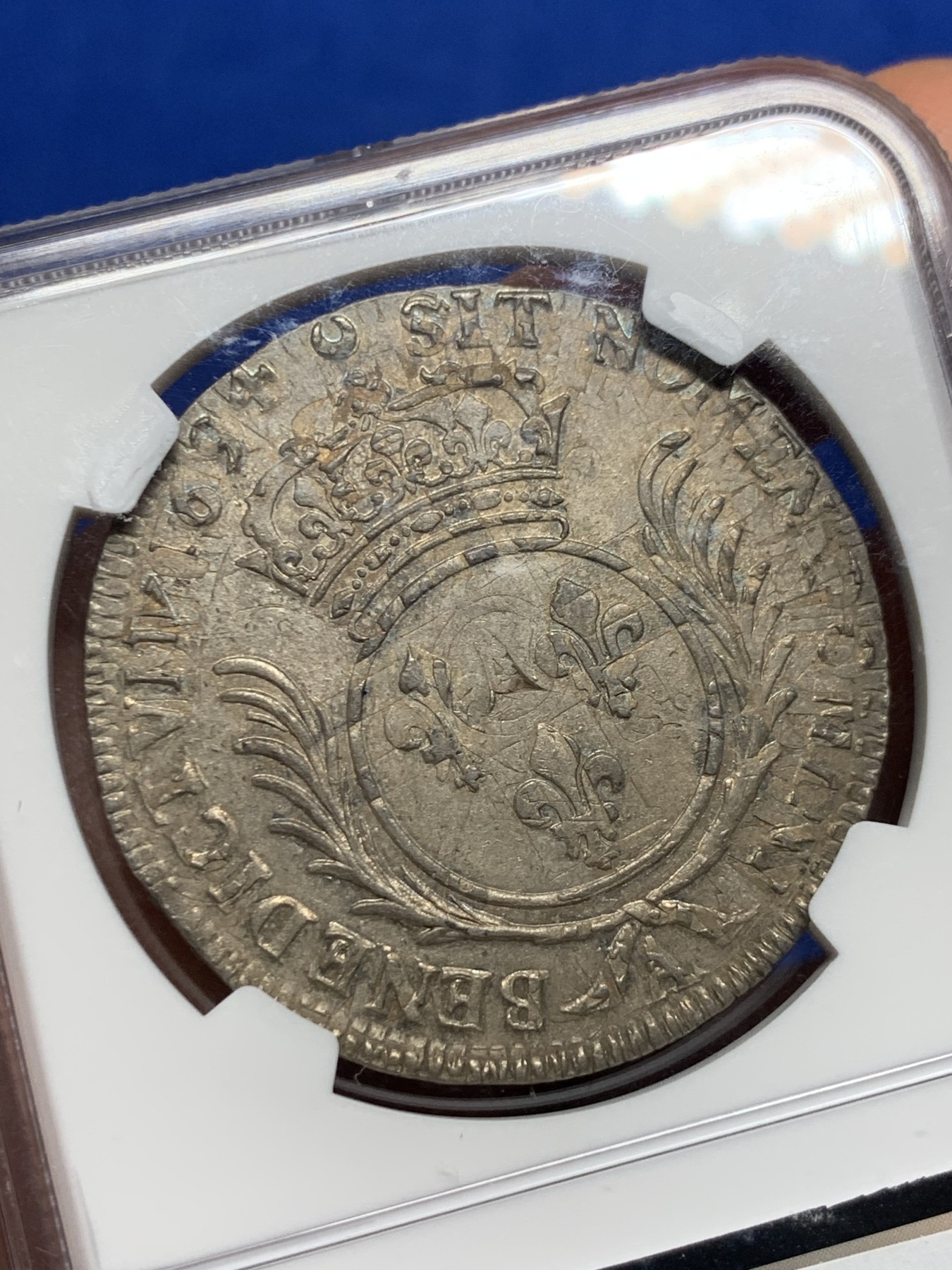 《竞宝斋》圣诞专辑  第二场  第228场 定制纪念章相赠 (全场顺丰包邮) NGC-AU58 太阳王埃居，法国1694年路易十四埃居大银币，底板带光，原味均匀的巧克力包浆，厚重的历史感，人像清晰打制极佳，无减重痕迹，在路易十四的复打币时代十分难得，太阳王埃居出分极难，少见高分好品。