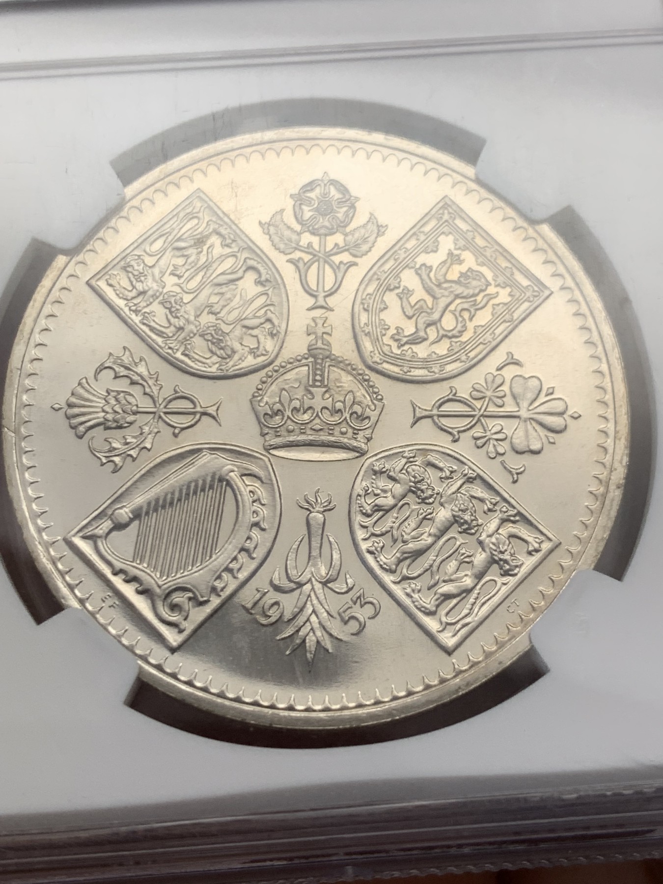 《竞宝斋》圣诞专辑  第二场  第228场 定制纪念章相赠 (全场顺丰包邮) NGC-PF66 英国1953年 伊丽莎白二世女王加冕登基纪念精制克朗 盒子上边缘有磕