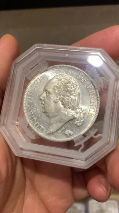 《竞宝斋》圣诞专辑  第二场  第228场 定制纪念章相赠 (全场顺丰包邮) GENI MS62 法国1822年路易十八5法郎银币 顶级原光 geni法国本土评级口碑非常好 特色八角盒设计，送N/P大概率也62，今年6月份ha拍卖行ngcMS62含佣480刀约3500rmb