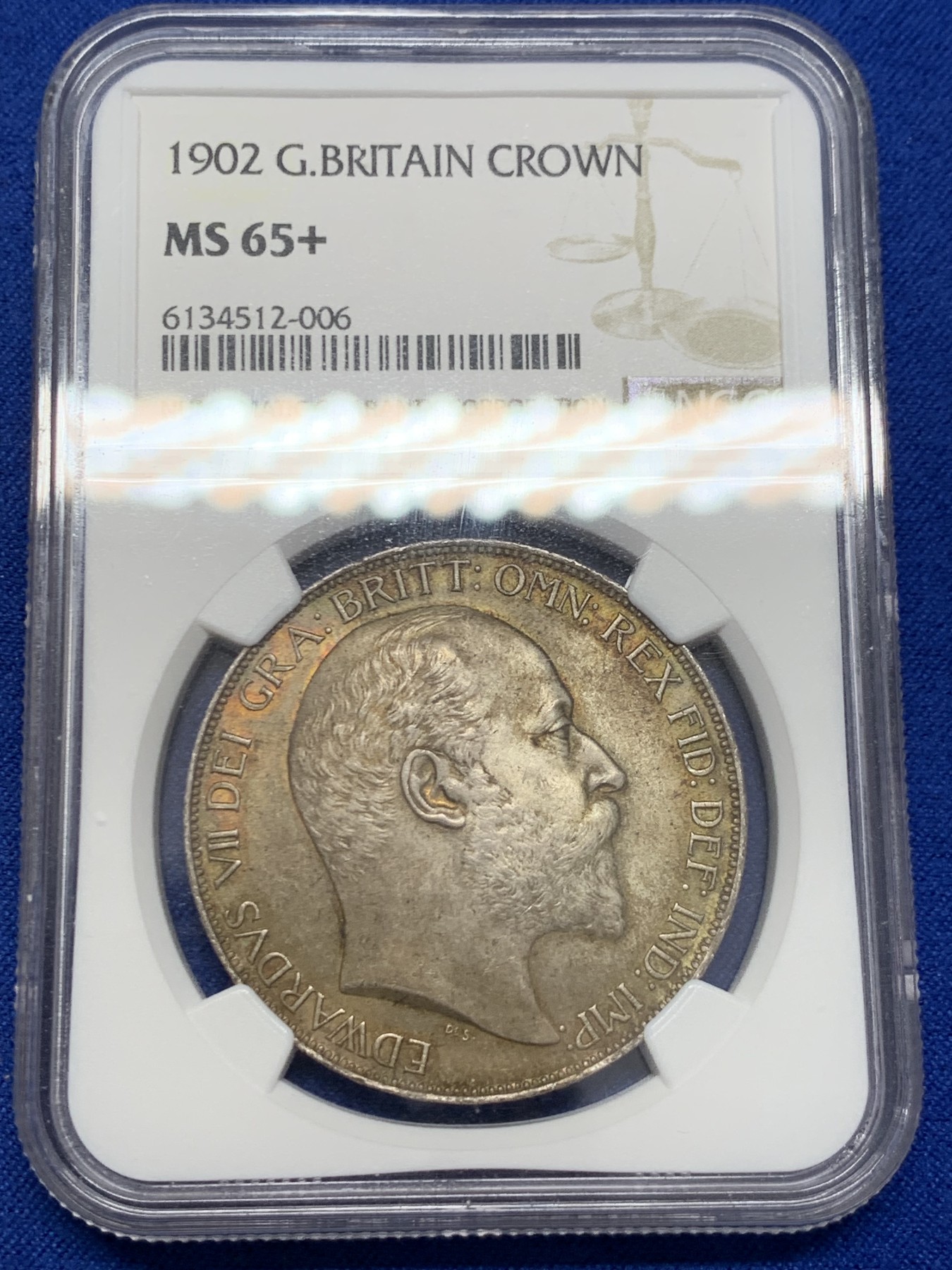 《竞宝斋》圣诞专辑  第二场  第228场 定制纪念章相赠 (全场顺丰包邮) NGC-MS65+ 英国1902年爱德华七世 克朗。双面都带有着原生的赤红的包浆。调查np数据库不难发现，该品种精制的高分数量接近普制的3倍，且该品种常见的苍蝇脚在此币上完全不可见，可惜打制稍弱让该币无法获评66分，但是其如水面波纹流转的转光依然在该品种内难见敌手。一年内的成交价：HA的pf-66/7800美元，苏尔曼pf-66落槌5000欧，英拍pf-65+落槌2800镑。普制高分已有数年未有在