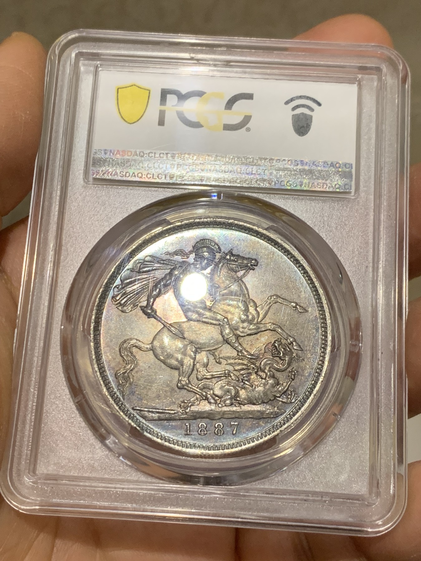 《竞宝斋》圣诞专辑  第二场  第228场 定制纪念章相赠 (全场顺丰包邮) PCGS-MS63 英国 1887 维多利亚 高冠马剑 克朗银币 包浆底光到位