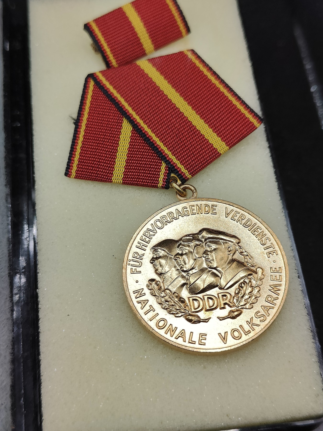 全场0元起拍 第120期 咸鱼国勋章拍卖专场 12月27日（周三）下午6：00开始 东德国家人民军功绩奖章 金银铜一套