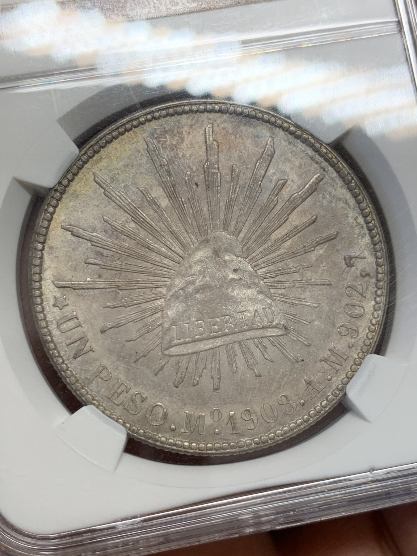 《竞宝斋》圣诞专辑  第二场  第228场 定制纪念章相赠 (全场顺丰包邮) NGC-MS63 1908年墨西哥1比索 直边鹰洋 原状态好味道侧光下双面淡五彩包浆。墨西哥城造币厂出品，验银师标记AM。