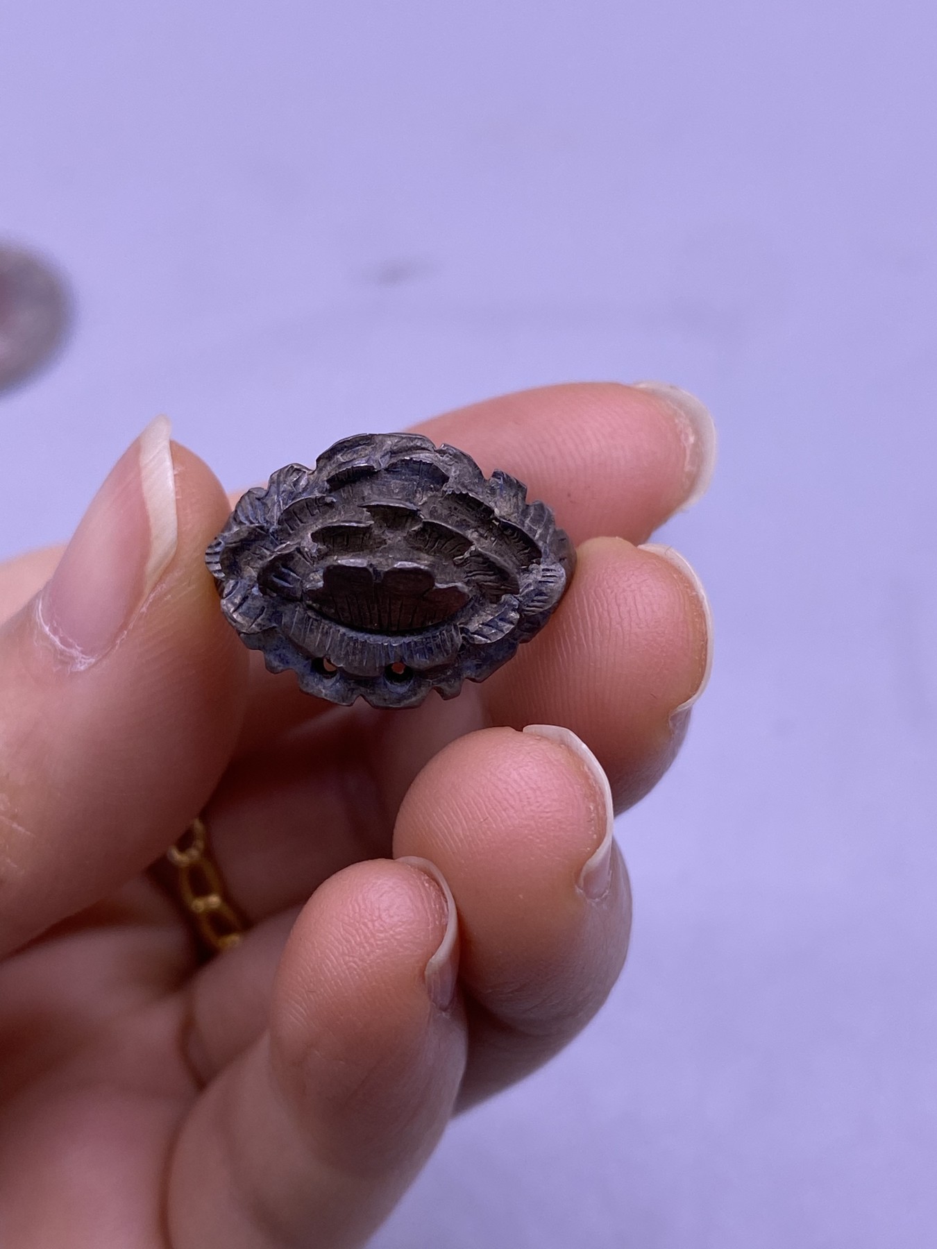 老银起花戒指2枚，内径分别1.6/1.8厘米，都缺花瓣，品相如图，360包快递