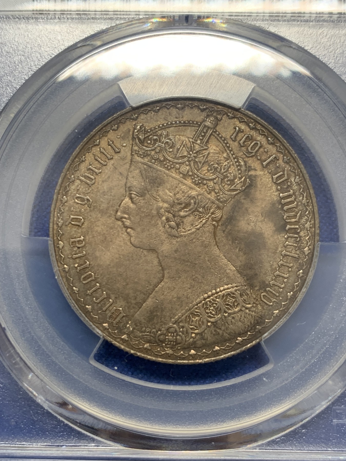 《竞宝斋》圣诞专辑  第二场  第228场 定制纪念章相赠 (全场顺丰包邮) PCGS MS61 英国1884年小维哥特弗洛林，精品金色包浆，低评