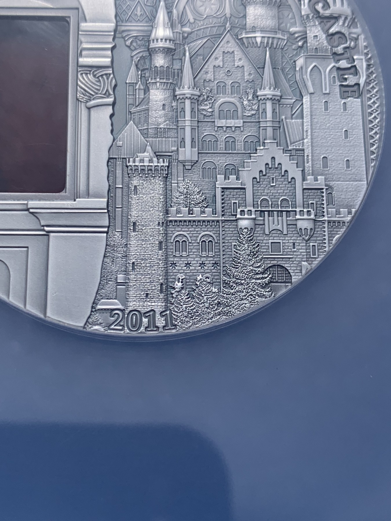 《竞宝斋》圣诞专辑  第二场  第228场 定制纪念章相赠 (全场顺丰包邮) NGC MS69 2011年帕劳镶嵌琥珀古典建筑系列3-新天鹅堡银币（热门藏品） 含证书  50mm 2盎司 999银 发行量999枚