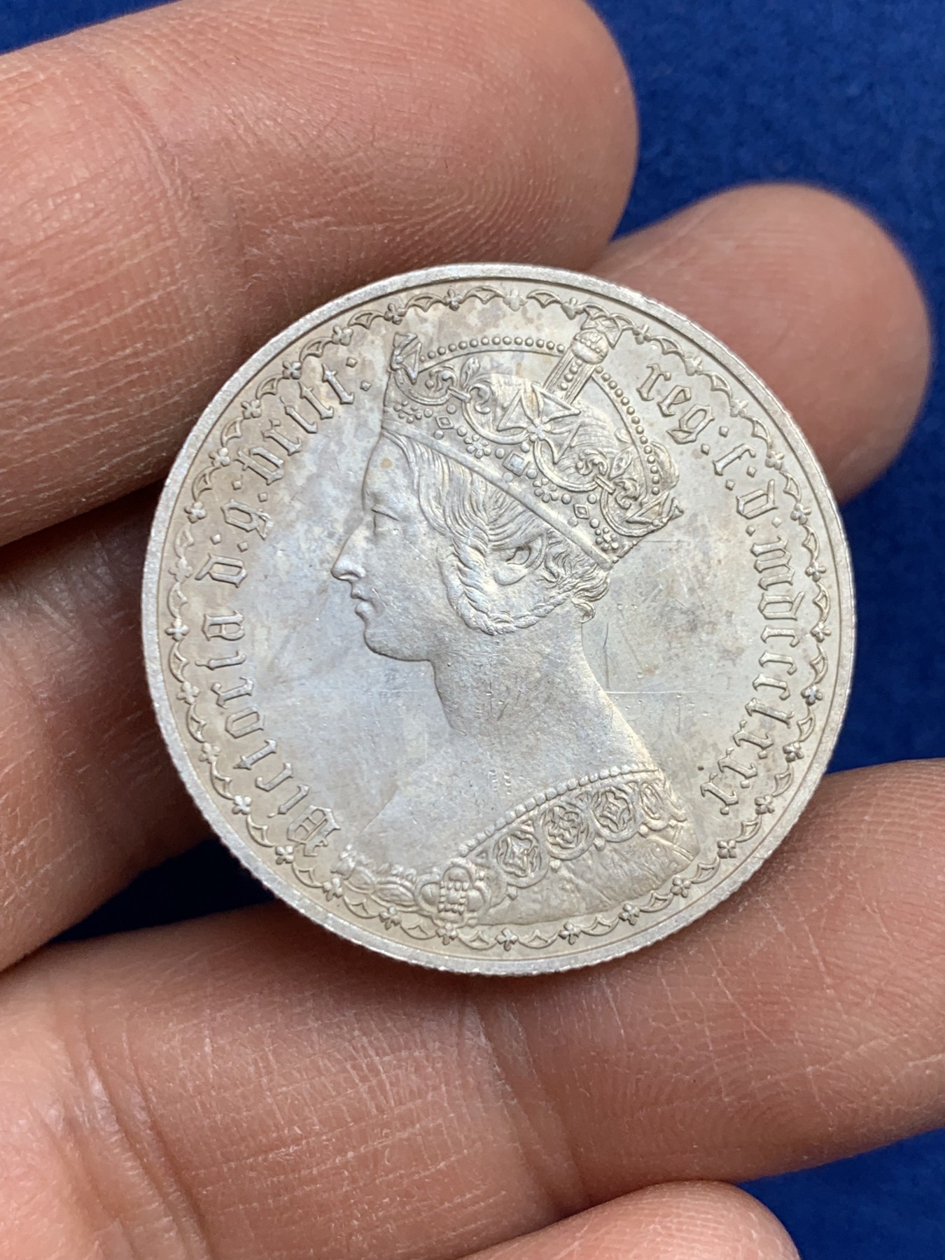 《竞宝斋》圣诞专辑  第二场  第228场 定制纪念章相赠 (全场顺丰包邮) 英国1880年维多利亚女王哥特体福林银币 AU+品相 底板平整 细节优秀 状态见图