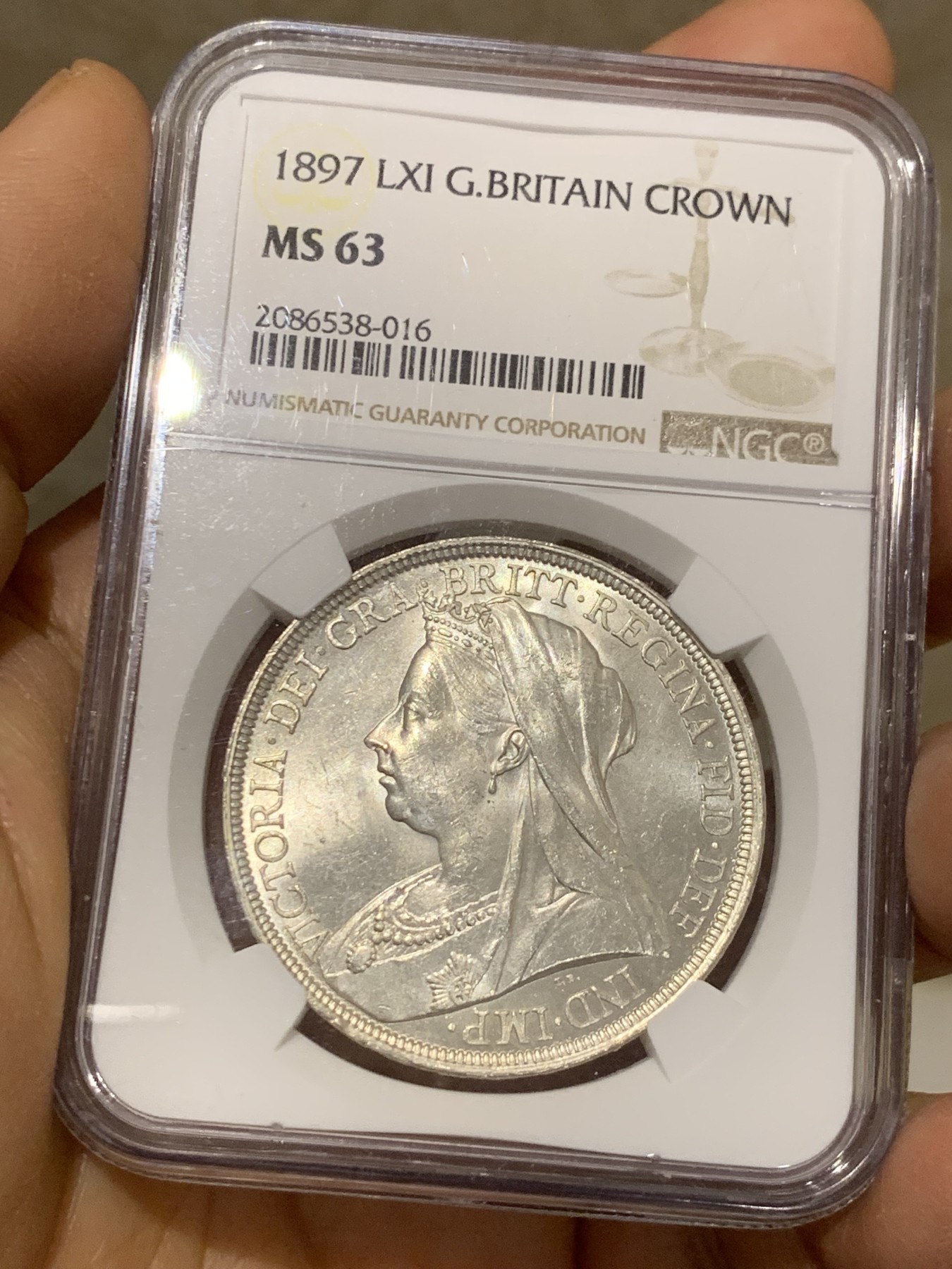 《竞宝斋》圣诞专辑  第二场  第228场 定制纪念章相赠 (全场顺丰包邮) NGC MS63 英国1897年维多利亚披纱马剑克朗，车轮光银光闪闪，底板镜面有霜相当优秀。