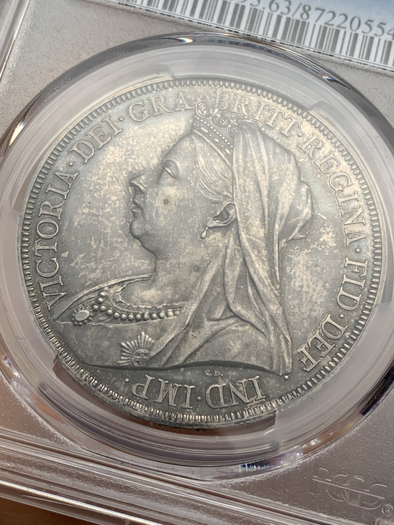 《竞宝斋》圣诞专辑  第二场  第228场 定制纪念章相赠 (全场顺丰包邮) PCGS PR63 英国维多利亚1893精制马剑克朗，最为经典的披沙造型，深色包浆。精制版，低估品种。
