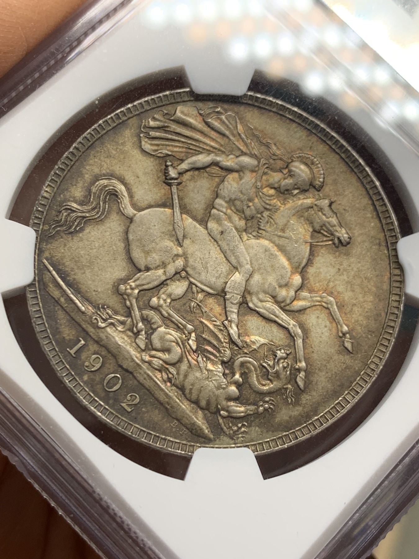 《竞宝斋》圣诞专辑  第二场  第228场 定制纪念章相赠 (全场顺丰包邮) NGC-MS65+ 英国1902年爱德华七世 克朗。双面都带有着原生的赤红的包浆。调查np数据库不难发现，该品种精制的高分数量接近普制的3倍，且该品种常见的苍蝇脚在此币上完全不可见，可惜打制稍弱让该币无法获评66分，但是其如水面波纹流转的转光依然在该品种内难见敌手。一年内的成交价：HA的pf-66/7800美元，苏尔曼pf-66落槌5000欧，英拍pf-65+落槌2800镑。普制高分已有数年未有在