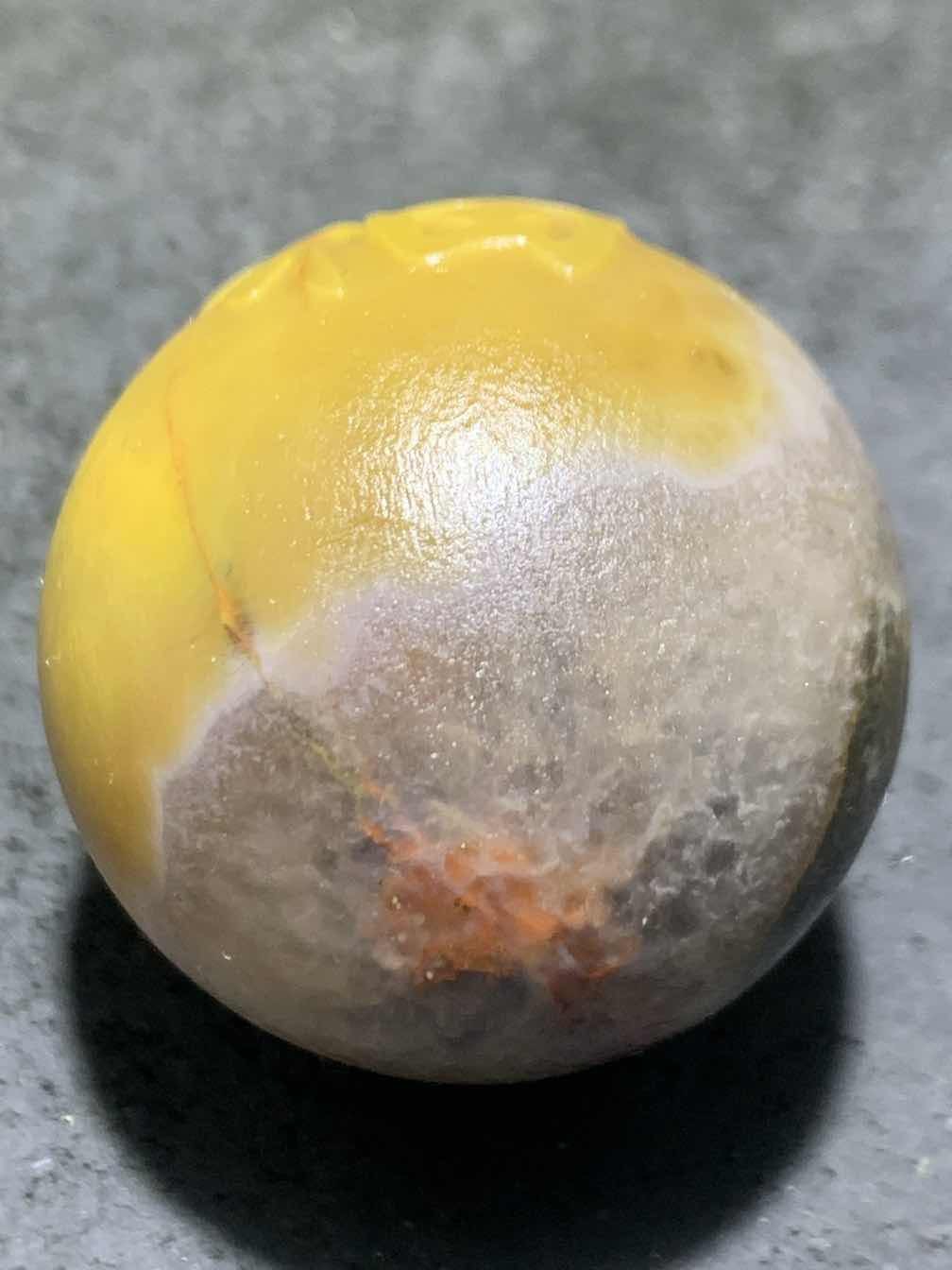 精美高玉化亚光冰飘原皮风化纹糖心料战国红玛瑙手工雕刻福字大圆珠一颗！