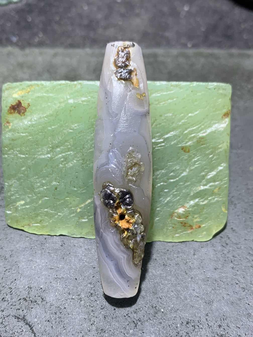 精美亚光高玉化巴西玛瑙手工俏色巧雕亭台楼阁，傲雪寒梅随形吊坠（把件）一个！
