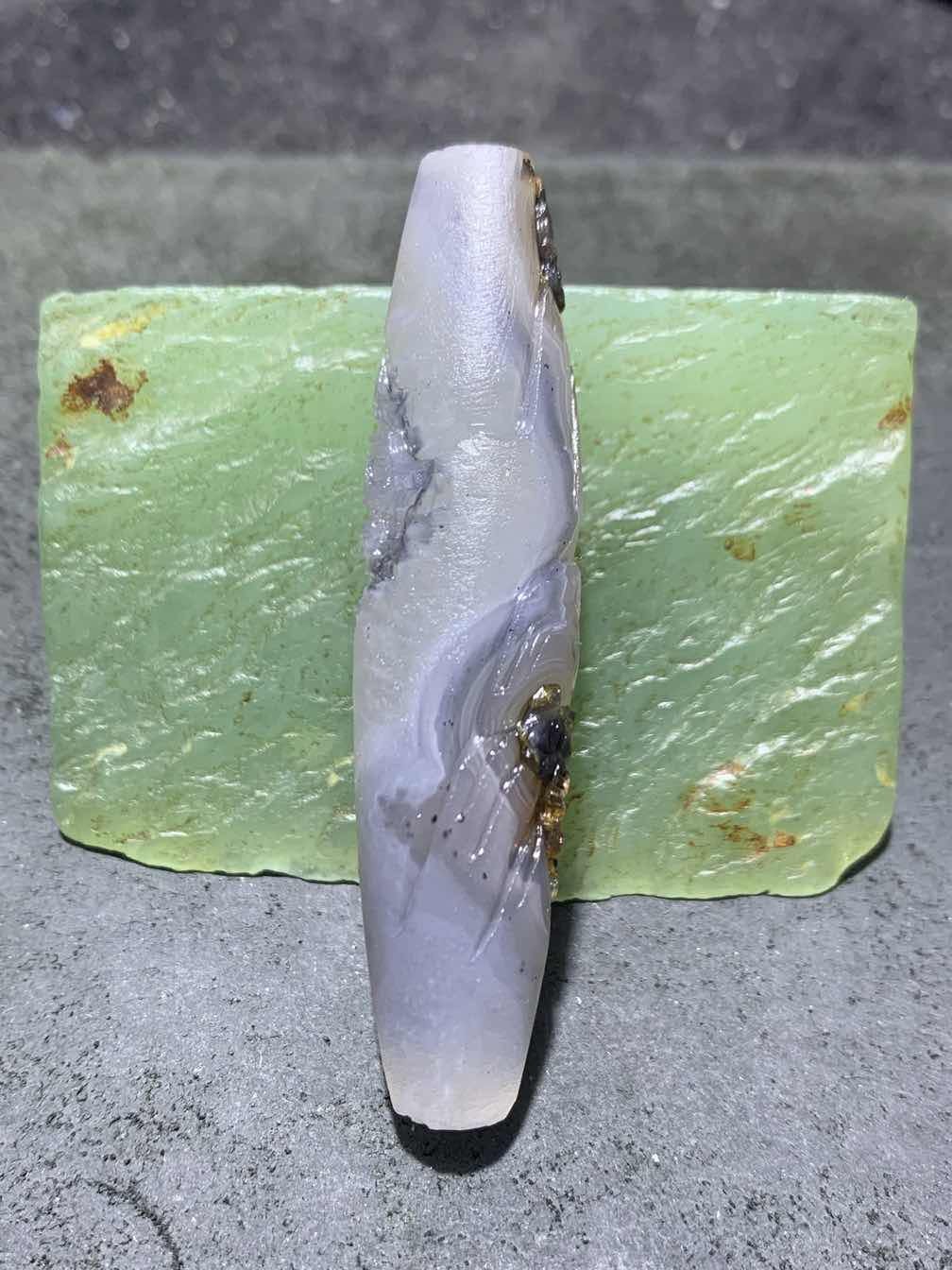 精美亚光高玉化巴西玛瑙手工俏色巧雕亭台楼阁，傲雪寒梅随形吊坠（把件）一个！