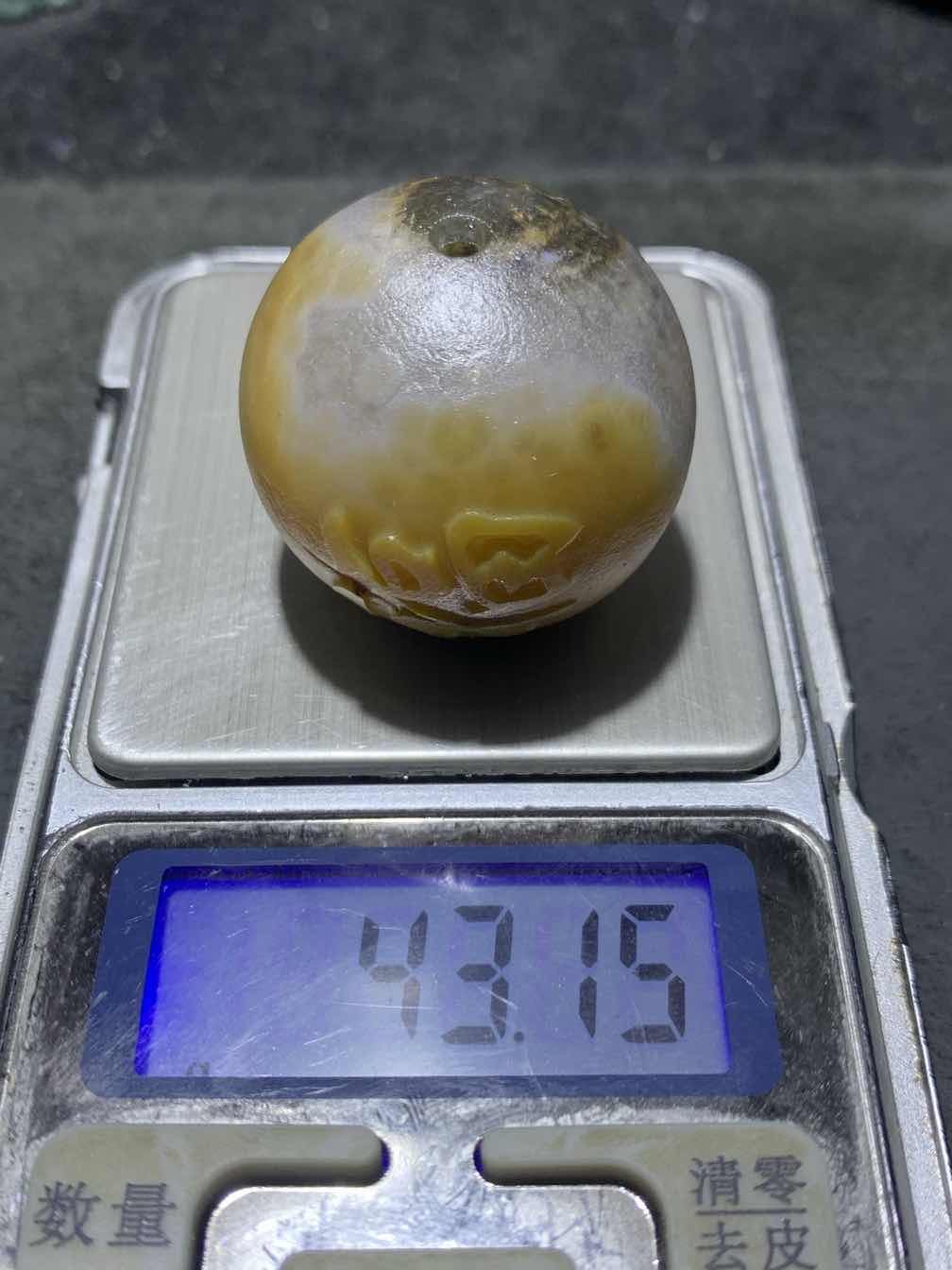 精美高玉化亚光冰飘原皮风化纹糖心料战国红玛瑙手工雕刻福字大圆珠一颗！