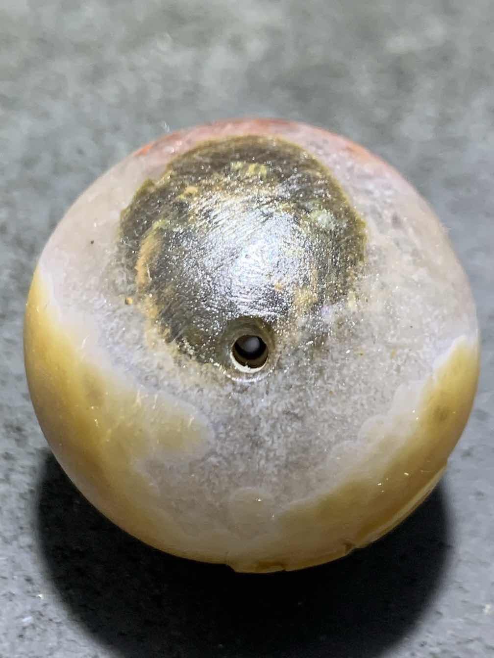 精美高玉化亚光冰飘原皮风化纹糖心料战国红玛瑙手工雕刻福字大圆珠一颗！