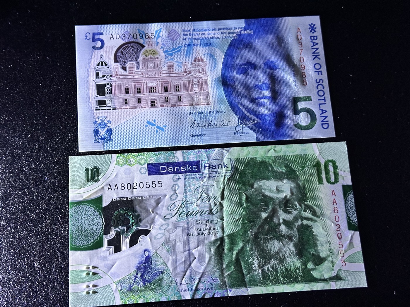 《外钞收藏家》第三百二十五期（连拍第二场） 苏格兰皇家银行5镑 全新+丹斯克银行10镑 首发AA冠 豹子号 AU 两张一起