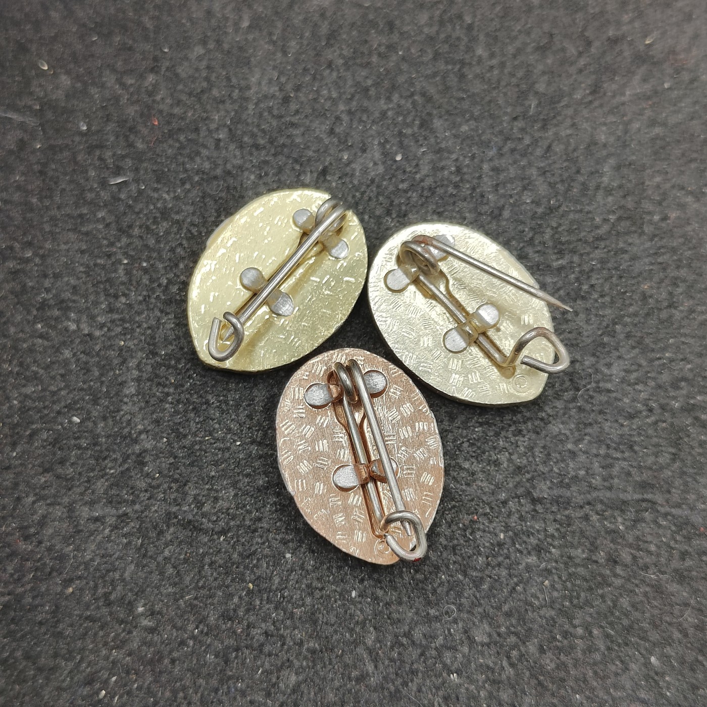 全场0元起拍 第121期 咸鱼国勋章拍卖专场 12月31日（周日）下午6：00开始 东德徽章三个