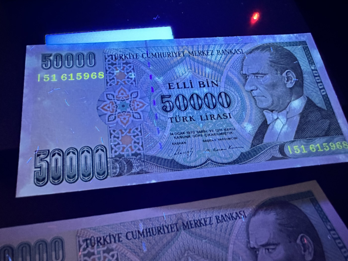 《外钞收藏家》第三百二十四期 地中海四国专场（土耳其/塞浦路斯/叙利亚/黎巴嫩） 土耳其1970年第二版5万里拉一对，诸多细节不同（P203/P204）一张全新一张有潮