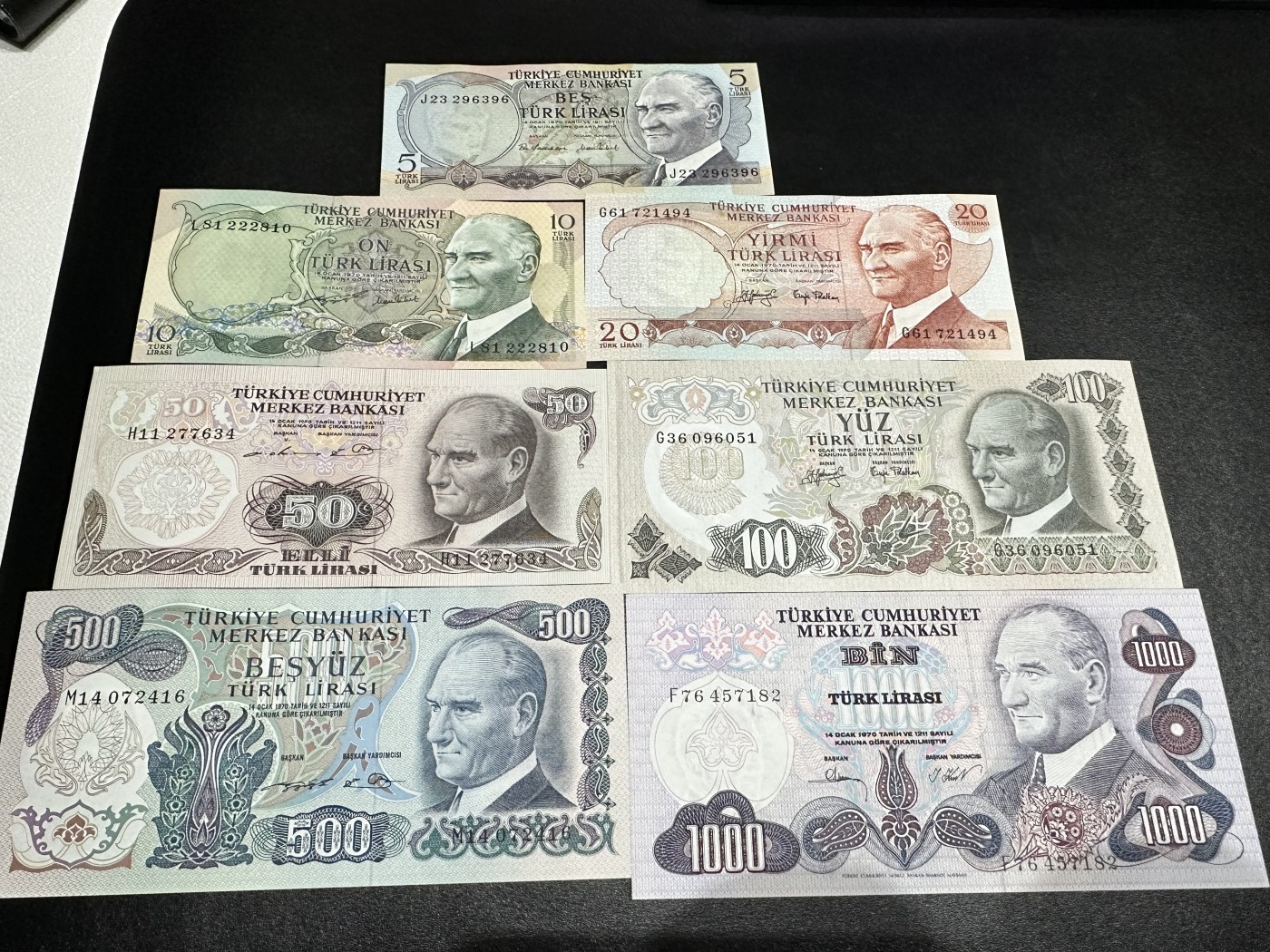 《外钞收藏家》第三百二十四期 地中海四国专场（土耳其/塞浦路斯/叙利亚/黎巴嫩） 土耳其1970年第一版5/10/20/50/100/500/1000里拉，全套7枚（P185-P191） 大部份全新 100面额边瑕疵 5面额有个黄斑 个别轻微潮