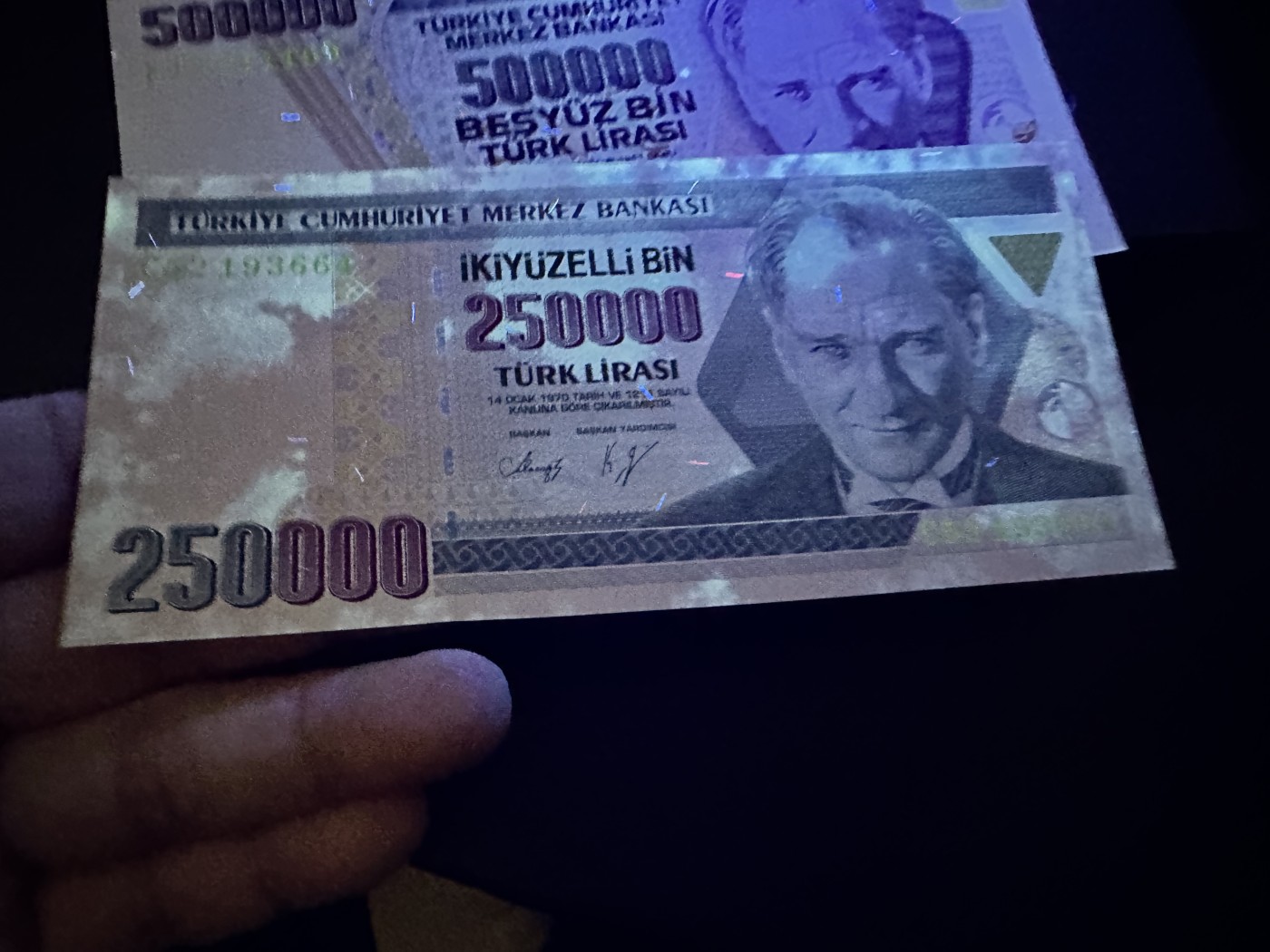 《外钞收藏家》第三百二十四期 地中海四国专场（土耳其/塞浦路斯/叙利亚/黎巴嫩） 土耳其1970年第二版25万/50万里拉一对（P207/P208）一张全新 一张AU有潮