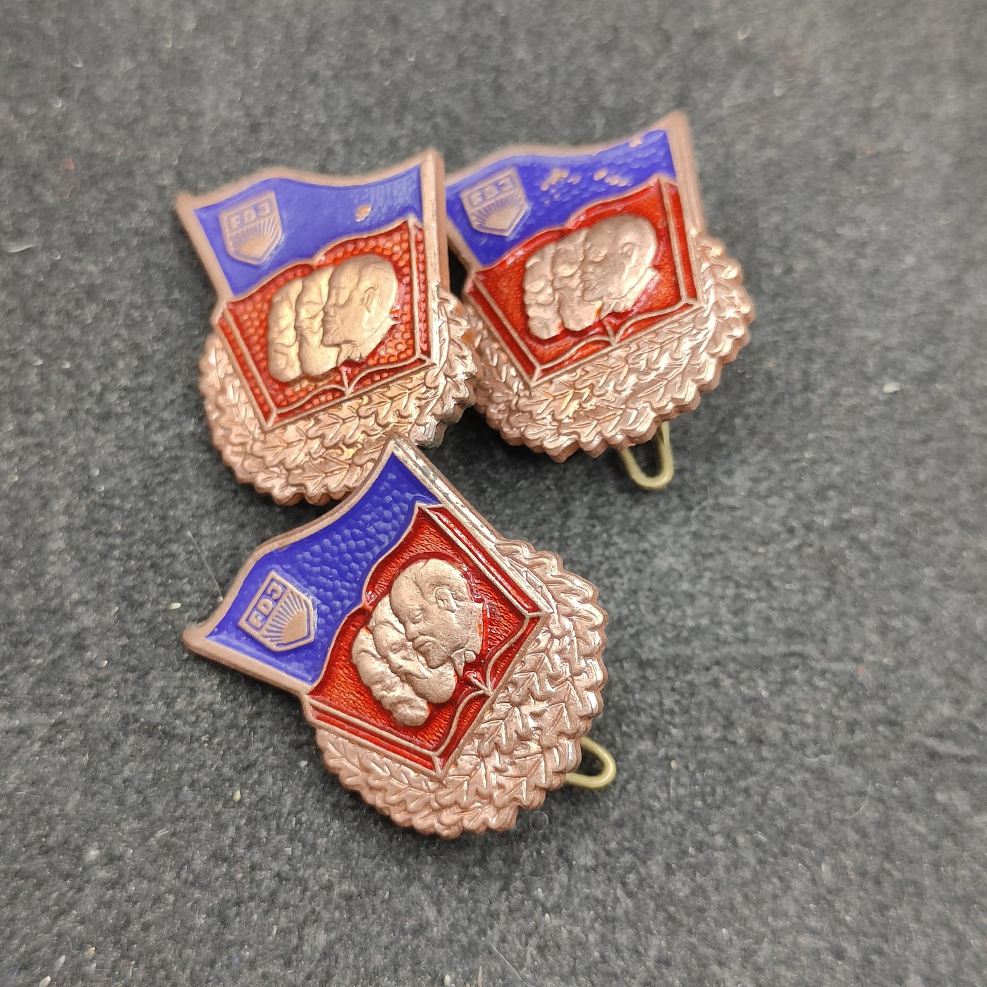 全场0元起拍 第121期 咸鱼国勋章拍卖专场 12月31日（周日）下午6：00开始 东德徽章三个