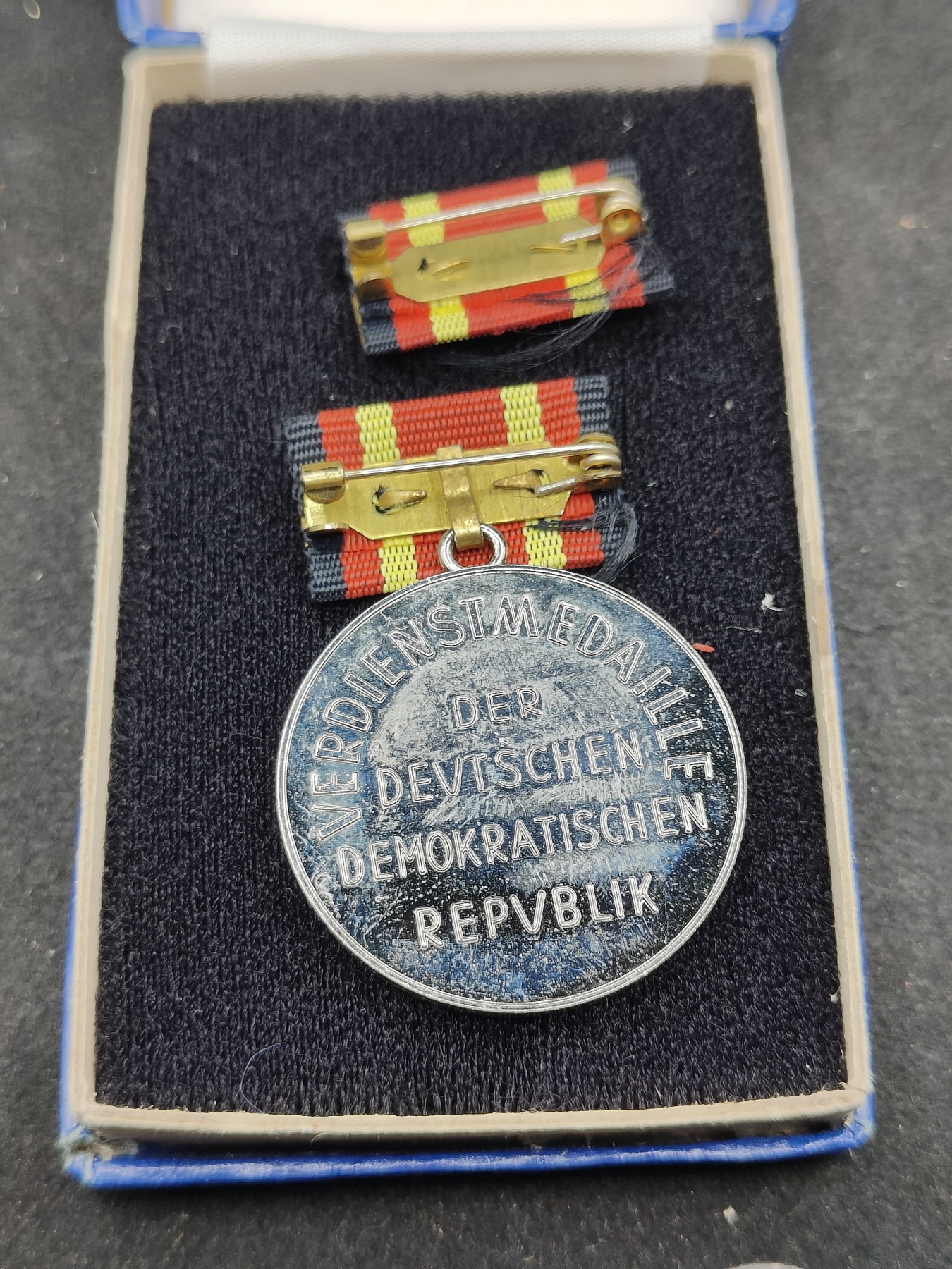 全场0元起拍 第121期 咸鱼国勋章拍卖专场 12月31日（周日）下午6：00开始 东德功绩奖章带盒略