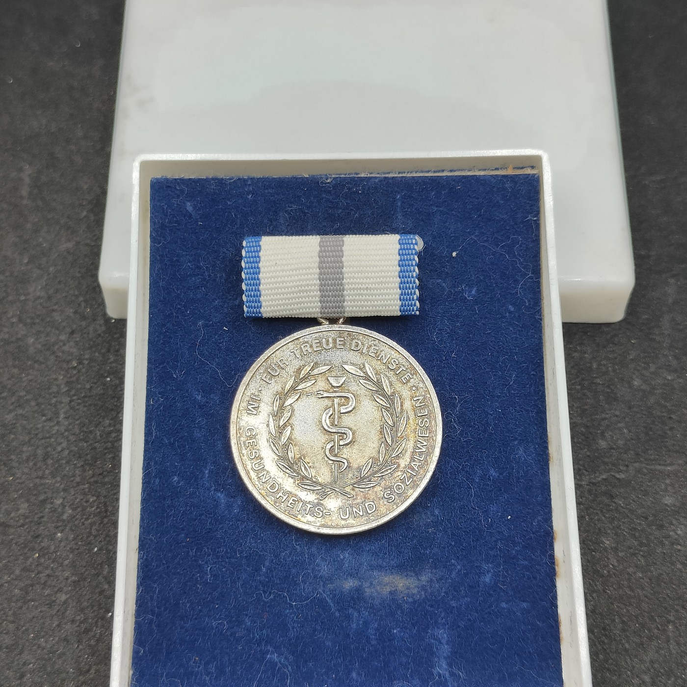 全场0元起拍 第121期 咸鱼国勋章拍卖专场 12月31日（周日）下午6：00开始 东德忠誠公共衛生服務事業獎章