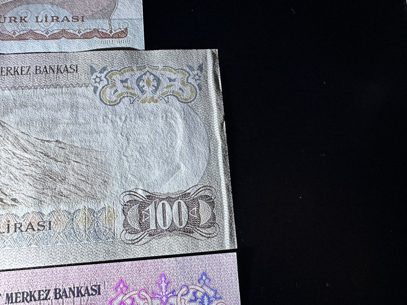 《外钞收藏家》第三百二十四期 地中海四国专场（土耳其/塞浦路斯/叙利亚/黎巴嫩） 土耳其1970年第一版5/10/20/50/100/500/1000里拉，全套7枚（P185-P191） 大部份全新 100面额边瑕疵 5面额有个黄斑 个别轻微潮