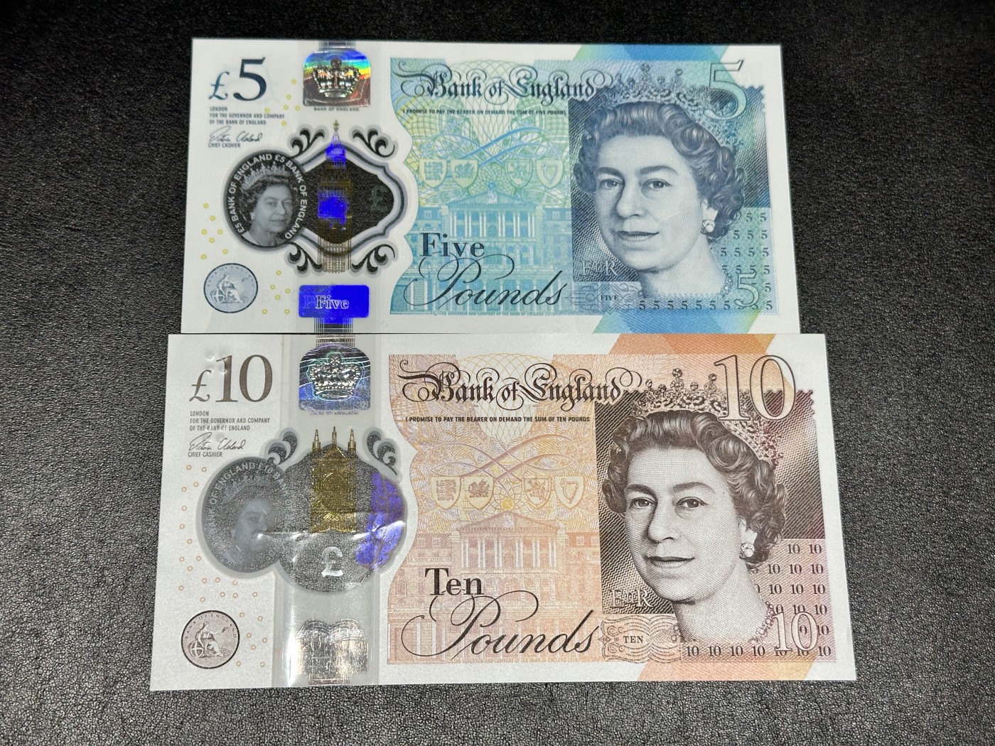 《外钞收藏家》第三百二十五期（连拍第二场） 英国最新版塑料钞5、10镑 两张豹子号一起 非全新 如图