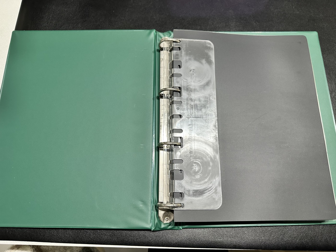 《外钞收藏家》第三百二十四期 地中海四国专场（土耳其/塞浦路斯/叙利亚/黎巴嫩） 德国绿色灯塔收藏册1本，带2格+3格+黑色分隔页（5页+28页+34页），二手