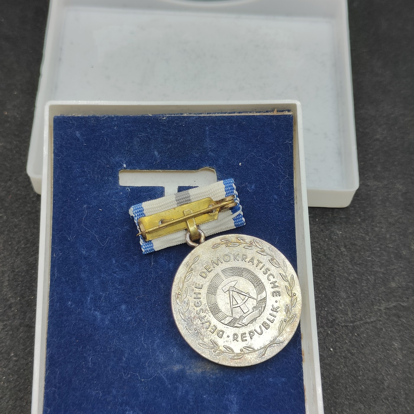 全场0元起拍 第121期 咸鱼国勋章拍卖专场 12月31日（周日）下午6：00开始 东德忠誠公共衛生服務事業獎章