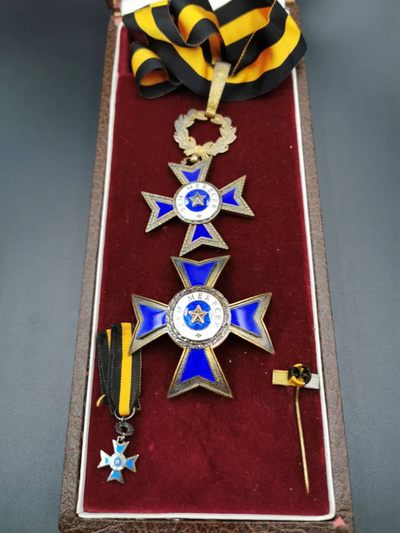 老王徽章拍卖第二十期 - 葡萄牙共和国大军官级功勋勋章  原盒，银镀金珐琅，带银标，珐琅完美，章盒略迷你齐全，主要授予在文化领域有杰出影响力的人物