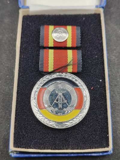 全场0元起拍 第121期 咸鱼国勋章拍卖专场 12月31日（周日）下午6：00开始 - 东德功绩奖章带盒略