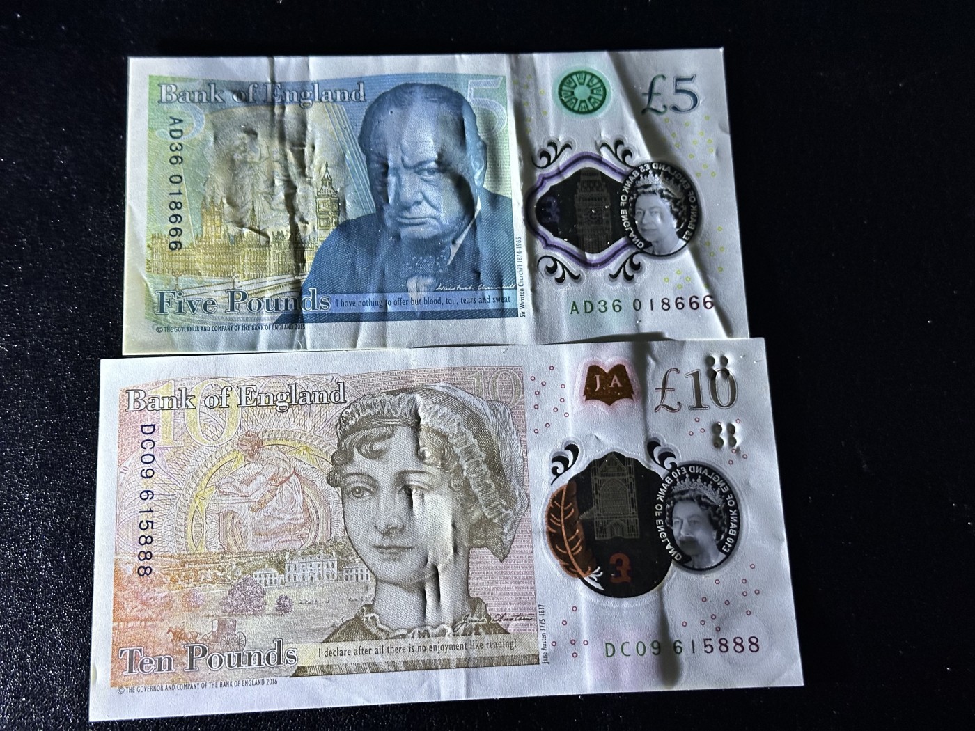 《外钞收藏家》第三百二十五期（连拍第二场） 英国最新版塑料钞5、10镑 两张豹子号一起 非全新 如图