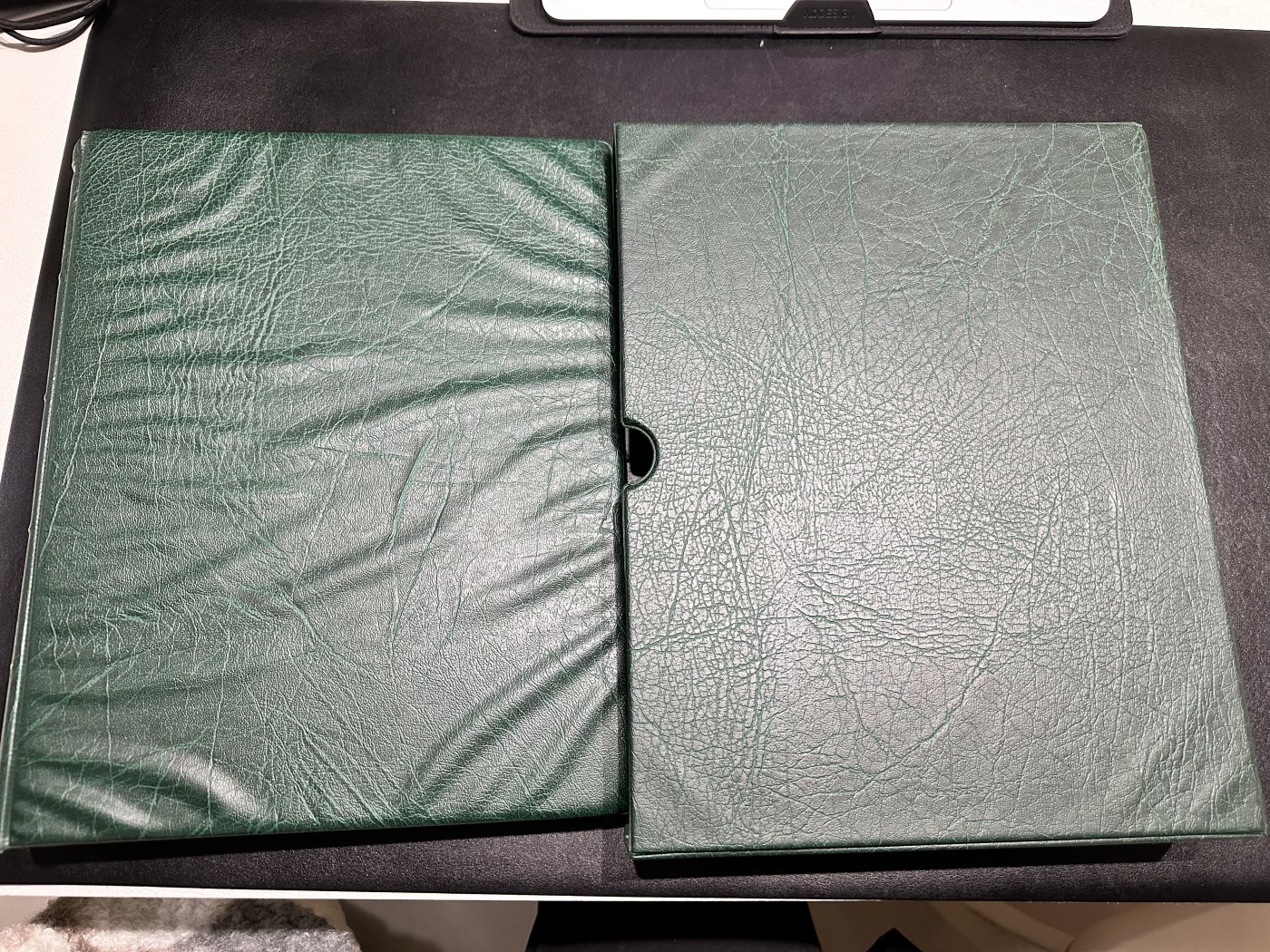 《外钞收藏家》第三百二十四期 地中海四国专场（土耳其/塞浦路斯/叙利亚/黎巴嫩） 德国绿色灯塔收藏册1本，带2格+3格+黑色分隔页（5页+28页+34页），二手