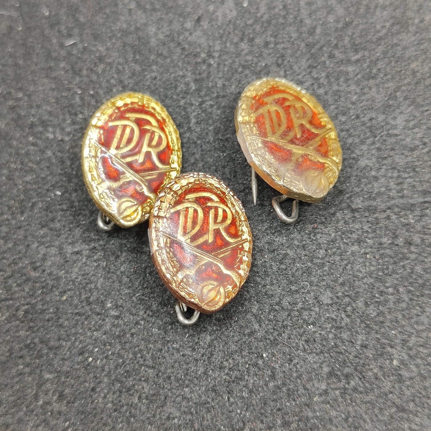 全场0元起拍 第121期 咸鱼国勋章拍卖专场 12月31日（周日）下午6：00开始 东德徽章三个