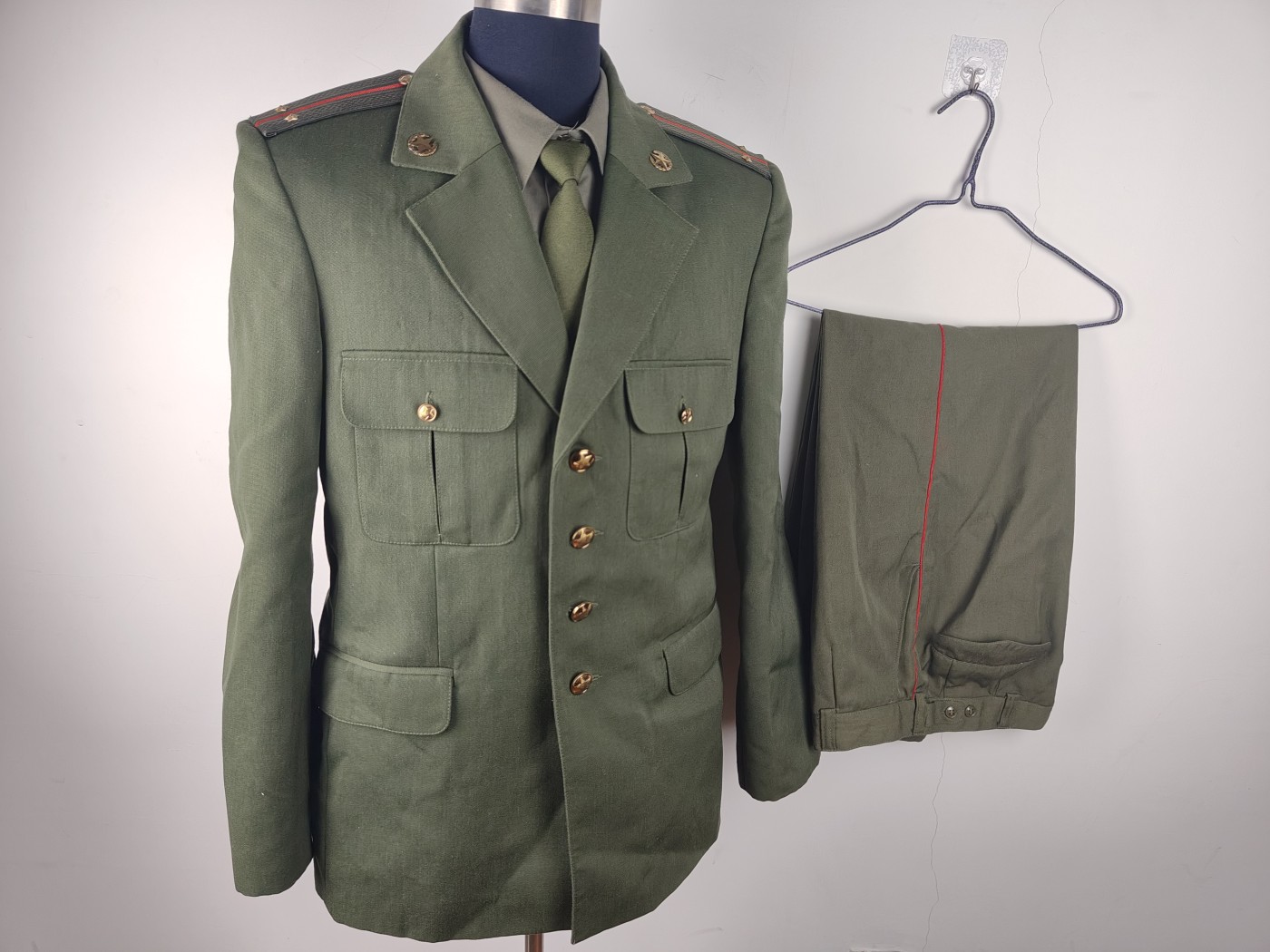 全场0元起拍 第121期 咸鱼国勋章拍卖专场 12月31日（周日）下午6：00开始 白俄罗斯现役陆军常服：胸围104 肩宽48 衣长79 袖长65腰围80 裤长96 衬衣：胸围112 肩宽50 衣长67 袖长60