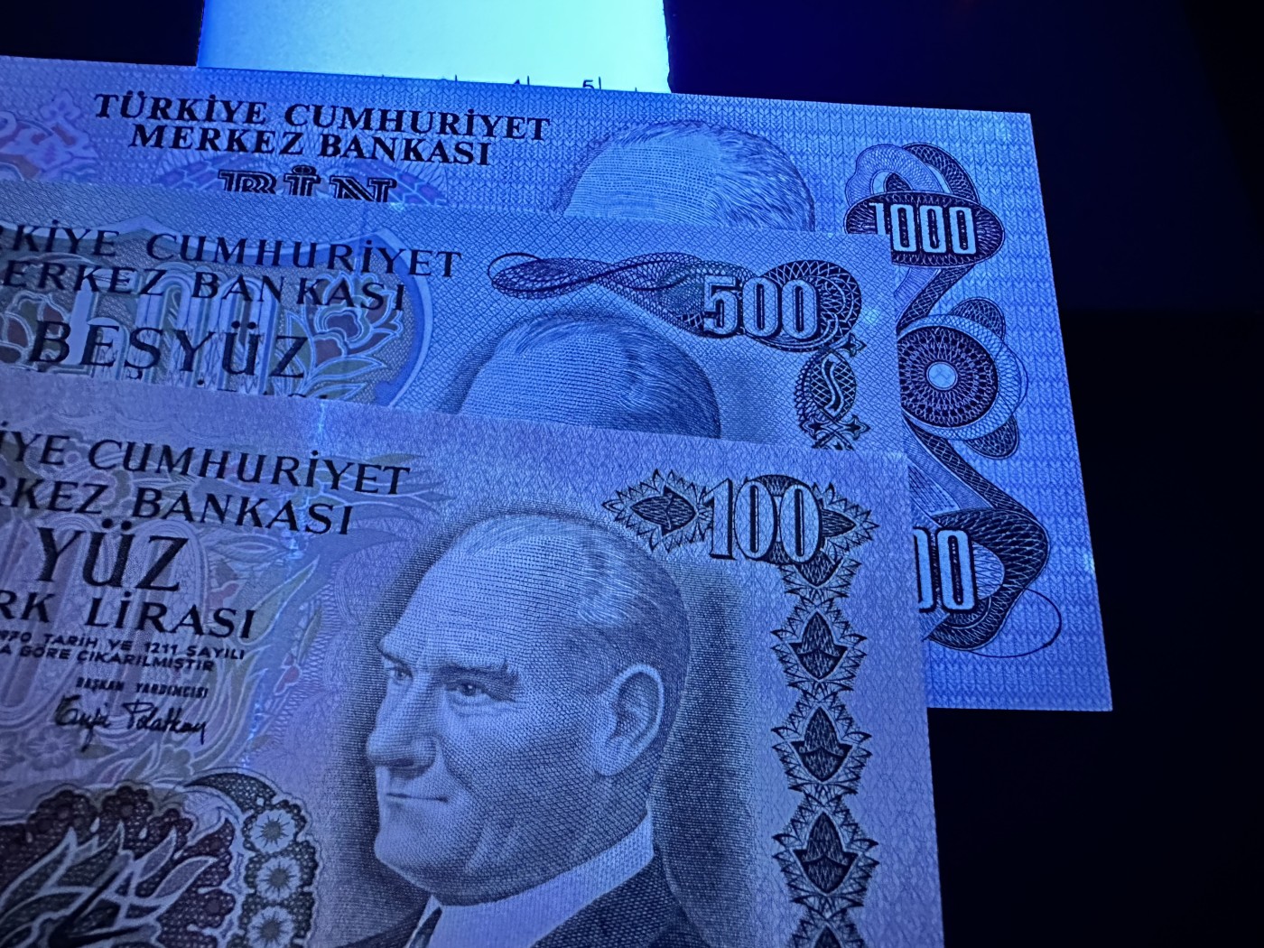 《外钞收藏家》第三百二十四期 地中海四国专场（土耳其/塞浦路斯/叙利亚/黎巴嫩） 土耳其1970年第一版5/10/20/50/100/500/1000里拉，全套7枚（P185-P191） 大部份全新 100面额边瑕疵 5面额有个黄斑 个别轻微潮