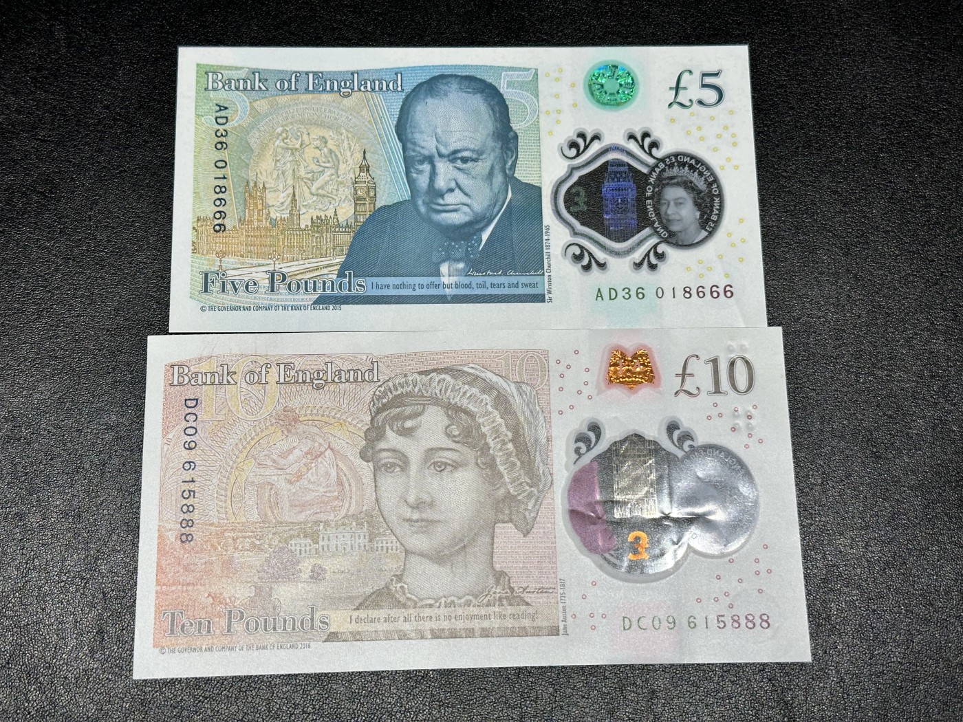 《外钞收藏家》第三百二十五期（连拍第二场） 英国最新版塑料钞5、10镑 两张豹子号一起 非全新 如图