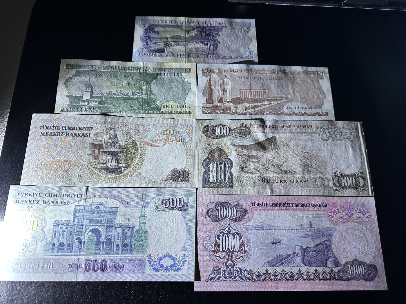 《外钞收藏家》第三百二十四期 地中海四国专场（土耳其/塞浦路斯/叙利亚/黎巴嫩） 土耳其1970年第一版5/10/20/50/100/500/1000里拉，全套7枚（P185-P191） 大部份全新 100面额边瑕疵 5面额有个黄斑 个别轻微潮