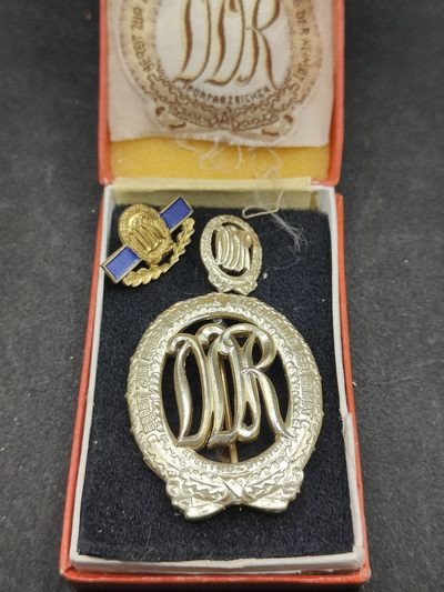 全场0元起拍 第121期 咸鱼国勋章拍卖专场 12月31日（周日）下午6：00开始 - 东德金级体能张，带盒略