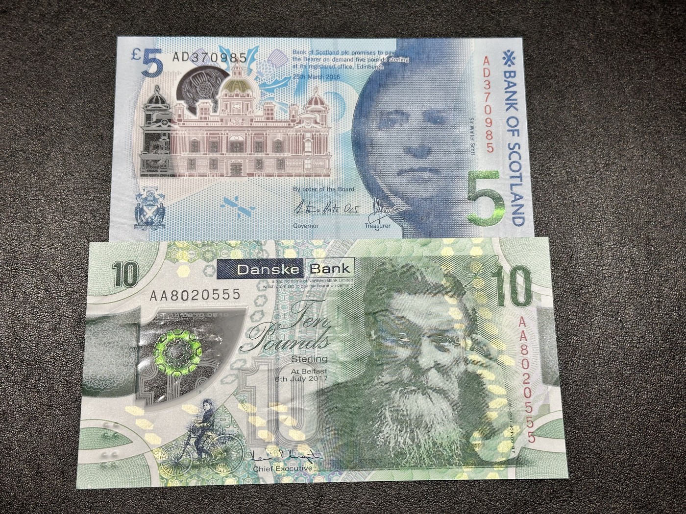 《外钞收藏家》第三百二十五期（连拍第二场） 苏格兰皇家银行5镑 全新+丹斯克银行10镑 首发AA冠 豹子号 AU 两张一起