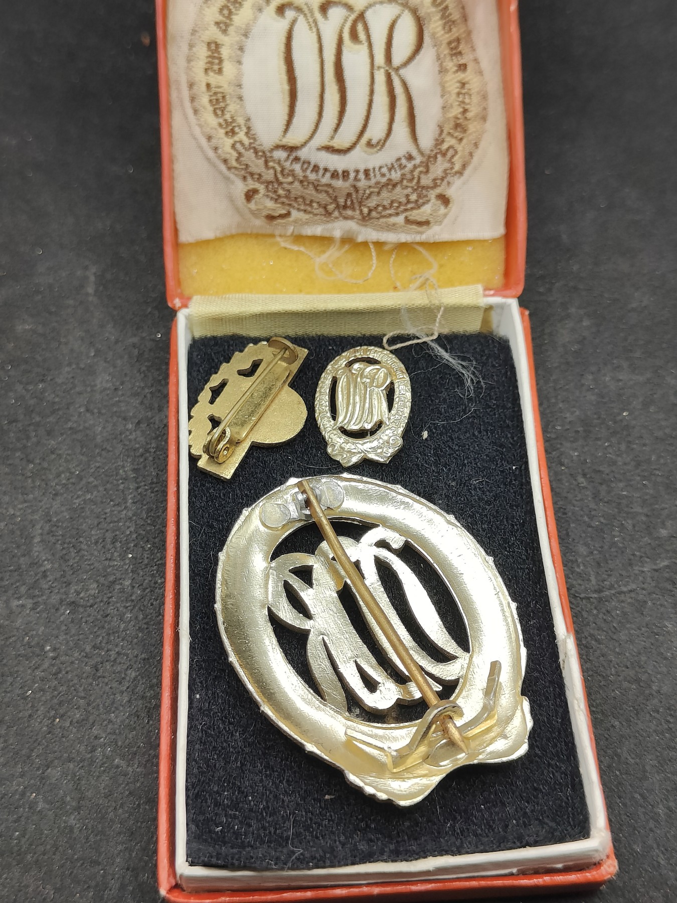 全场0元起拍 第121期 咸鱼国勋章拍卖专场 12月31日（周日）下午6：00开始 东德金级体能张，带盒略