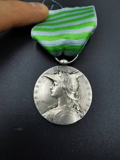 老王徽章拍卖第二十期 - 法国1895第二次远征马达加斯加战役奖章  950银材质，章体边缘带银标，原铸非后铸版