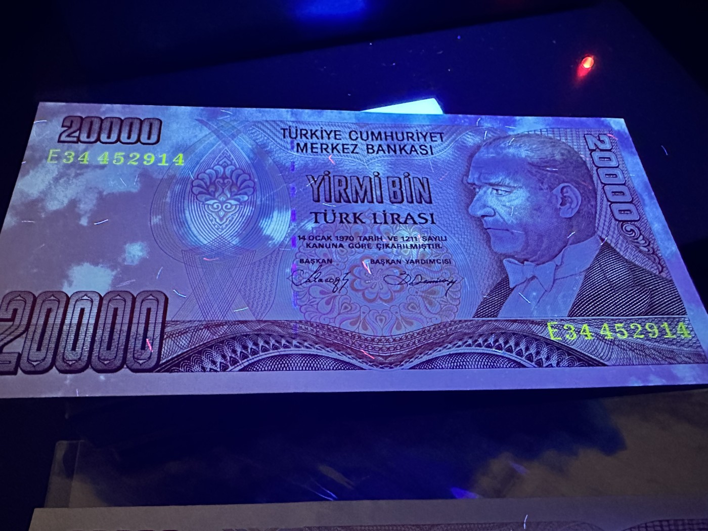 《外钞收藏家》第三百二十四期 地中海四国专场（土耳其/塞浦路斯/叙利亚/黎巴嫩） 土耳其1970年第二版2万里拉一对，诸多细节不同（P201/P202） 一张全新一张有潮