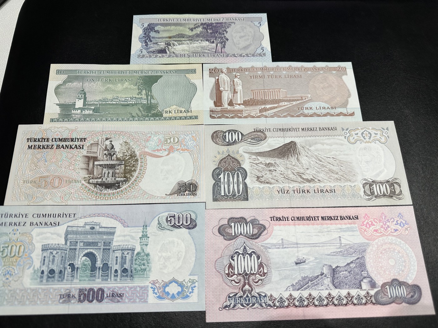 《外钞收藏家》第三百二十四期 地中海四国专场（土耳其/塞浦路斯/叙利亚/黎巴嫩） 土耳其1970年第一版5/10/20/50/100/500/1000里拉，全套7枚（P185-P191） 大部份全新 100面额边瑕疵 5面额有个黄斑 个别轻微潮