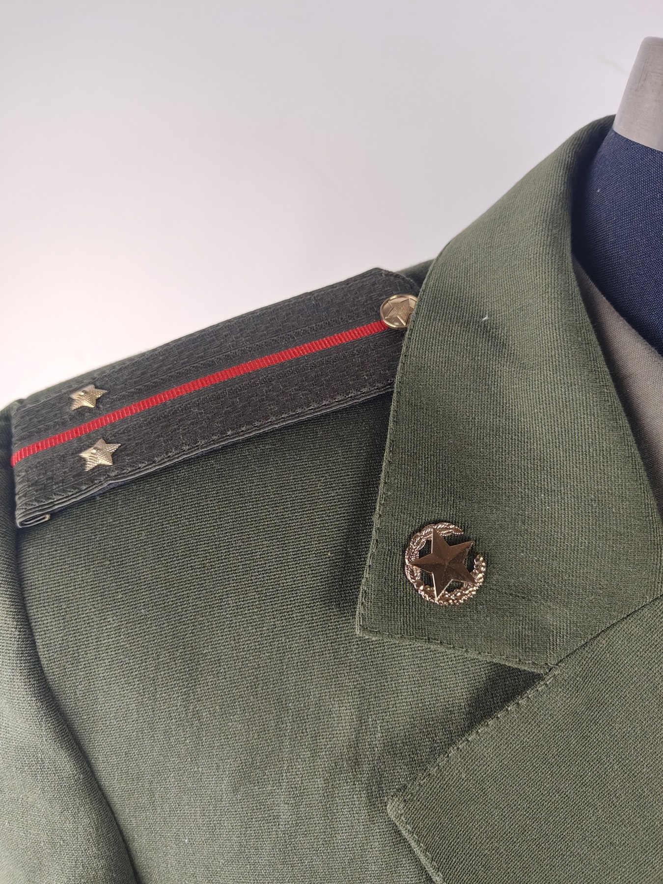 全场0元起拍 第121期 咸鱼国勋章拍卖专场 12月31日（周日）下午6：00开始 白俄罗斯现役陆军常服：胸围104 肩宽48 衣长79 袖长65腰围80 裤长96 衬衣：胸围112 肩宽50 衣长67 袖长60